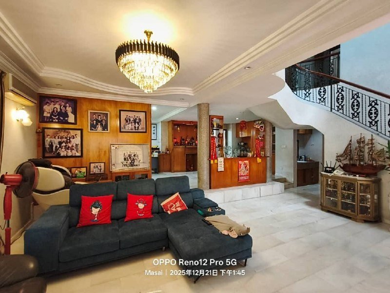 Spacious 2 Storey Bungalow