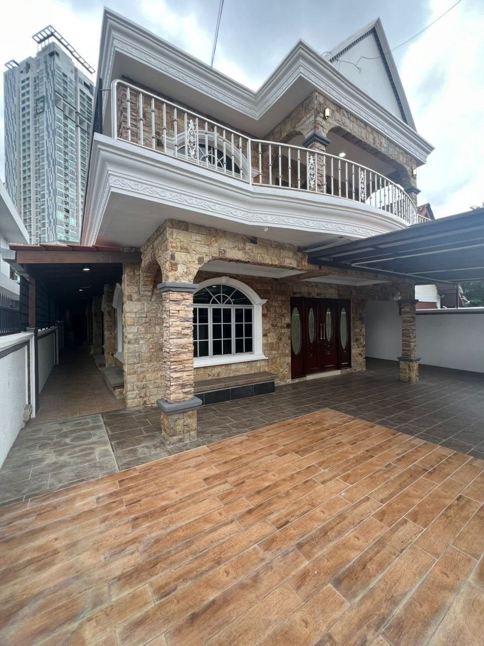 JB Town靠近CIQ 黄金地点 Taman Serene Park超大双层半独立Semi Detached,卖一间少一间,屋身扩建,室内空间宽敞舒服, 超大主人房和阳台全扩建,6房5厕