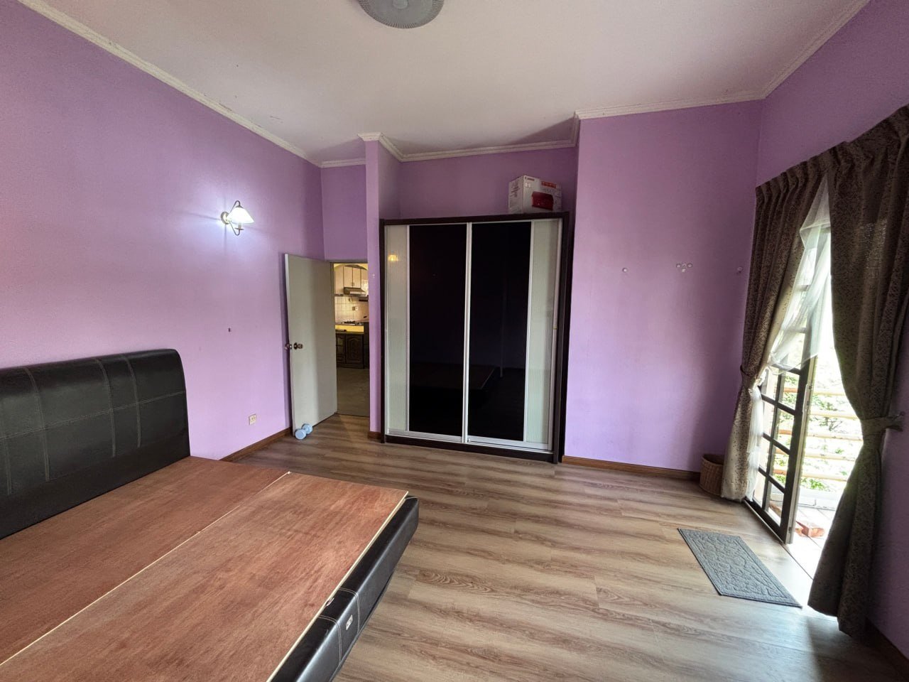 Frinza Court · End-lot residence