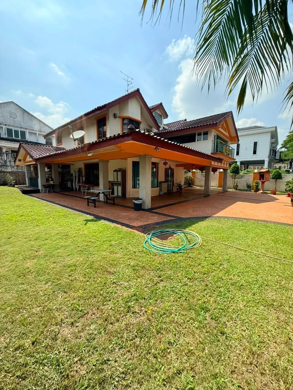 Spacious 2 Storey Bungalow